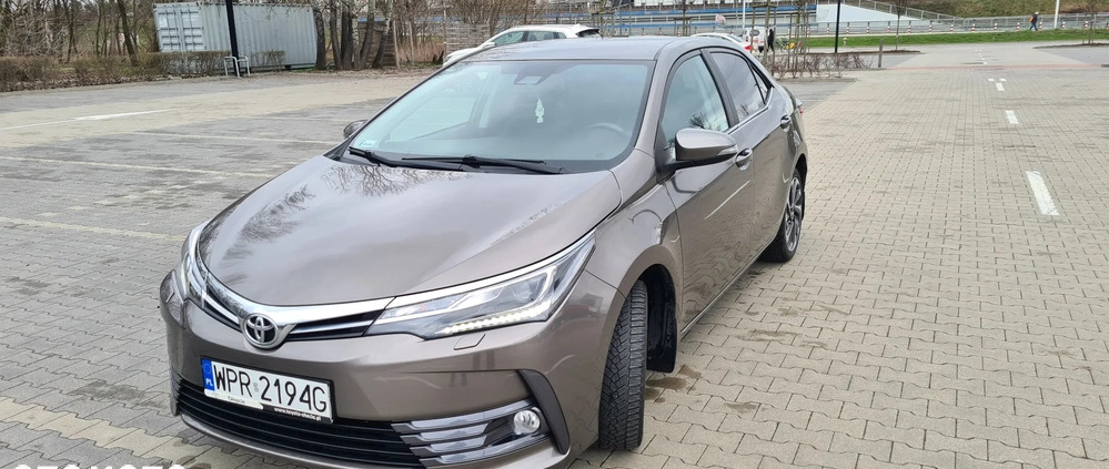 Toyota Corolla cena 67500 przebieg: 120200, rok produkcji 2018 z Brwinów małe 46